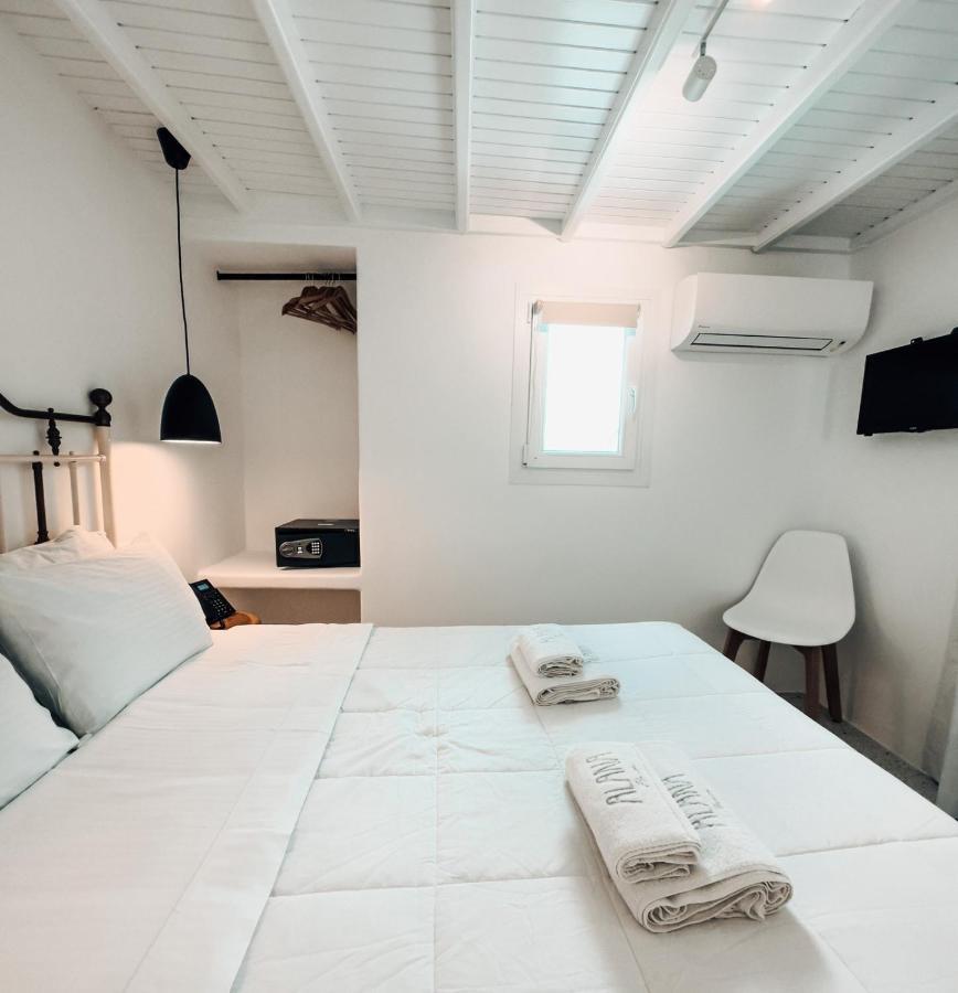 Habitación acogedora con balcón y vistas a Chora