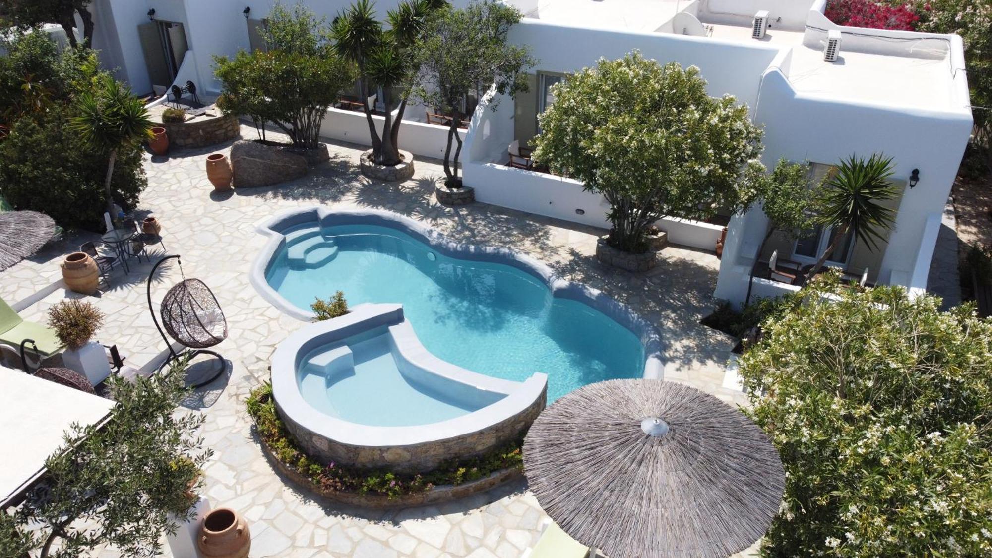Habitación Doble con zona de cocina y rincón con vistas a la piscina